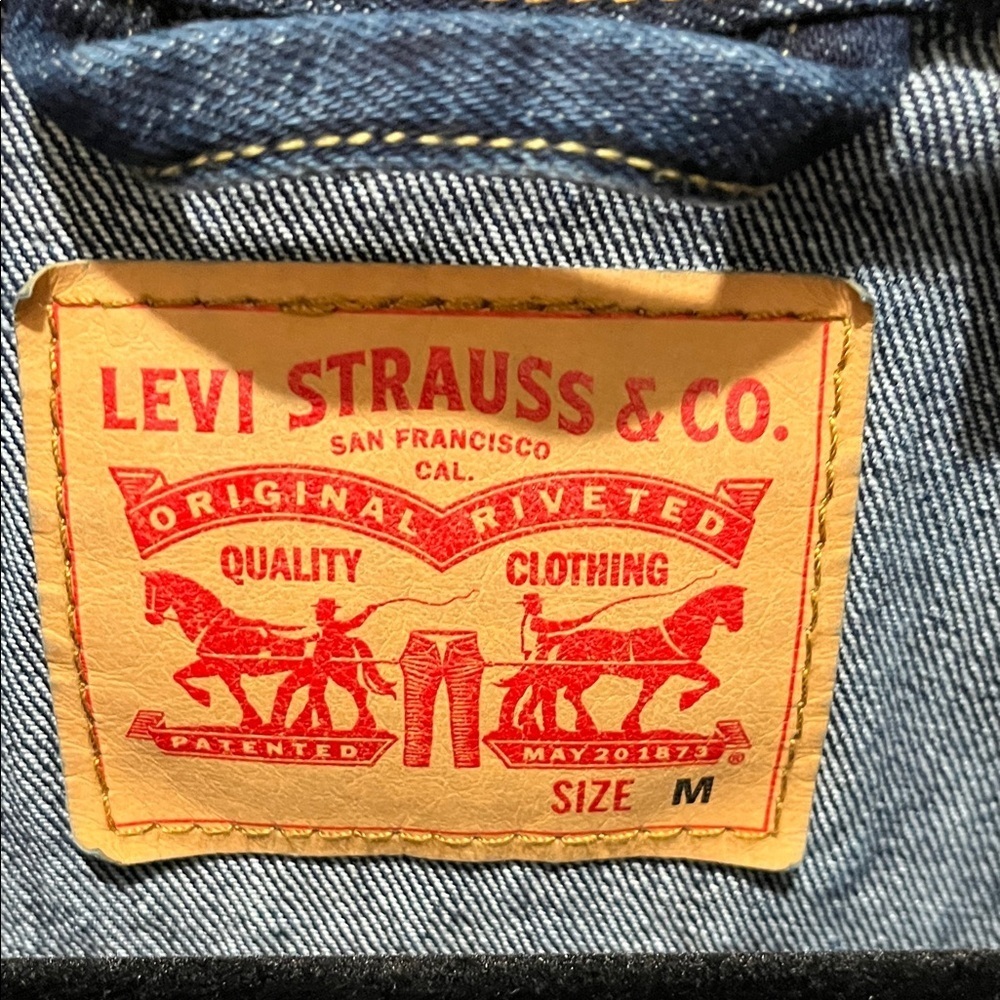 Levi's Women's Dark Blue Jean Jacket size medium - Picture 2 of 5